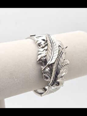 Vintage Silver Tone MCM Leaf & Feather Hinged Bangle Bracelet - Textured